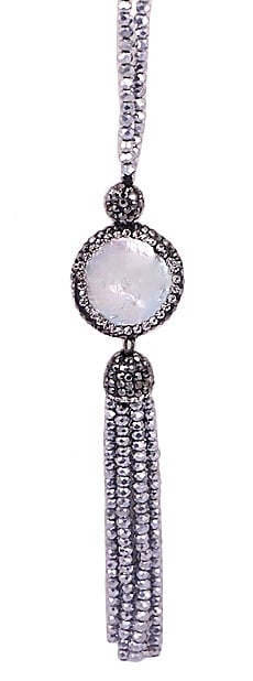 Detail van lange zoetwater parelketting met witte parel hanger met zilveren stras steentjes en kwastje | Bright Coin Pearl Silver