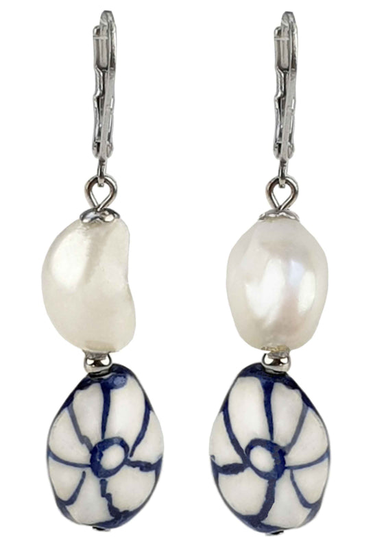 Zoetwater parel oorbellen met witte parels, Delfts blauw ornament en edelstaal, vooraanzicht | Hollands Glorie Bloem