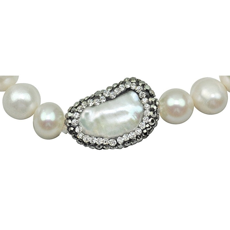 Detail van wit zoetwater parel armband met stras steentjes, elastisch | Bing Biwa Pearl