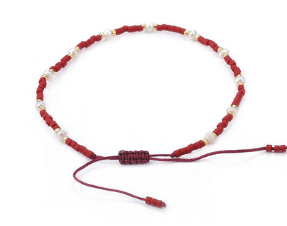 Wit zoetwater parel armband met rode en gouden kraaltjes en schuifsluiting, achteraanzicht | Mini Pearl Bead Red