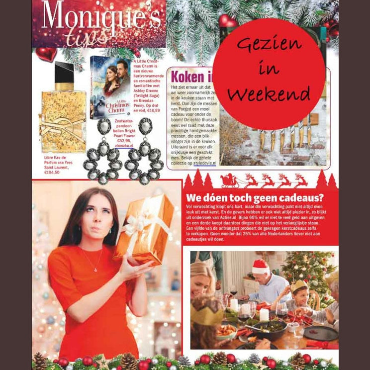 Grote zoetwater parel oorbellen met witte parels en stras steentjes in bloem motief gezien in tijdschrift Weekend | Bright Pearl Flower