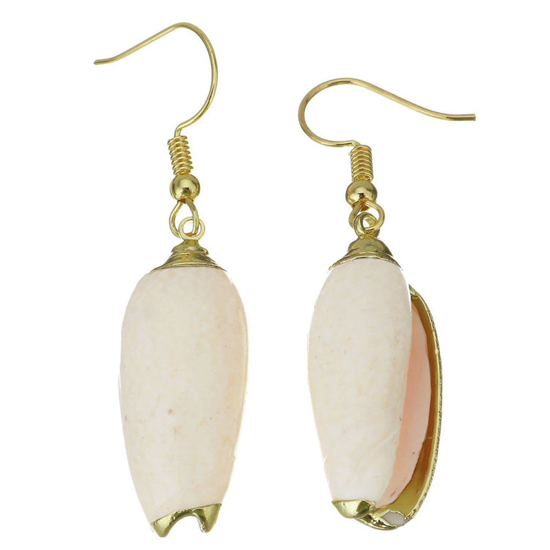 Schelpen oorbellen met beige schelp en goud edelstaal voor en achterzijde | Pillar Seashell Gold