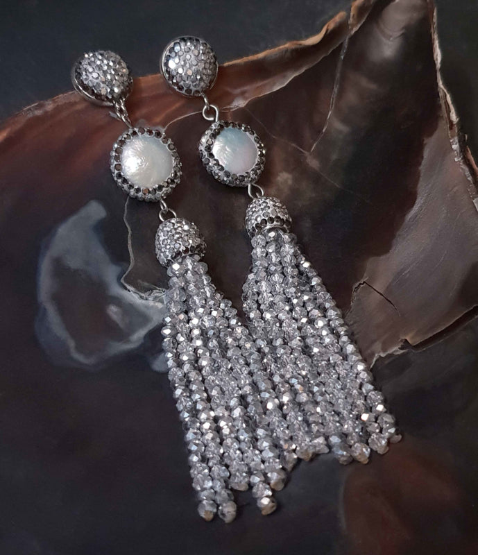 Lange witte zoetwater parel oorbellen met zilveren kristallen kwastje liggend in schelp | Bright Coin Pearl Silver Crystal Tassel