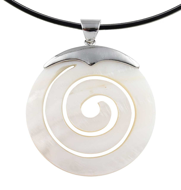 Detail van parelmoeren choker ketting met witte parelmoeren hanger | Spiral White Shell