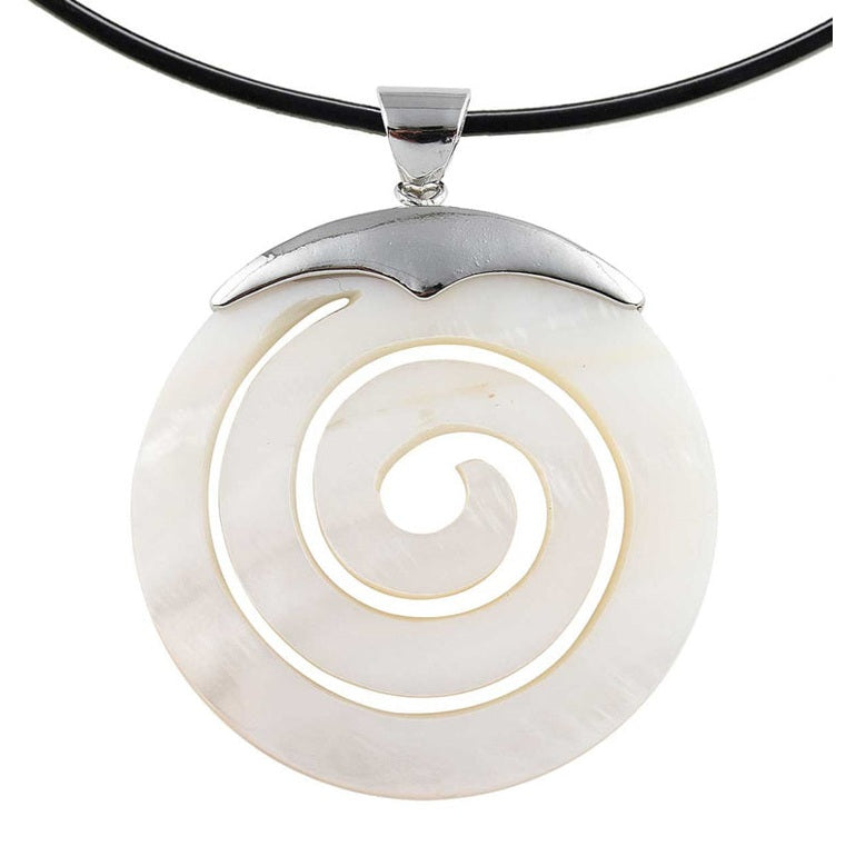Detail van parelmoeren choker ketting met witte parelmoeren hanger | Spiral White Shell
