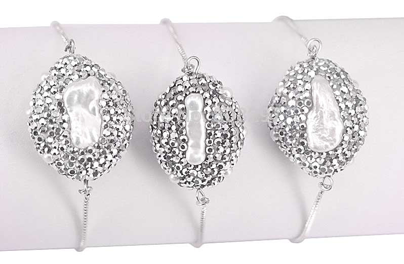 Wit zoetwater parel armband met stras steentjes, glitter armband met parel en schuifsluiting op display | Bright Biwa Silver