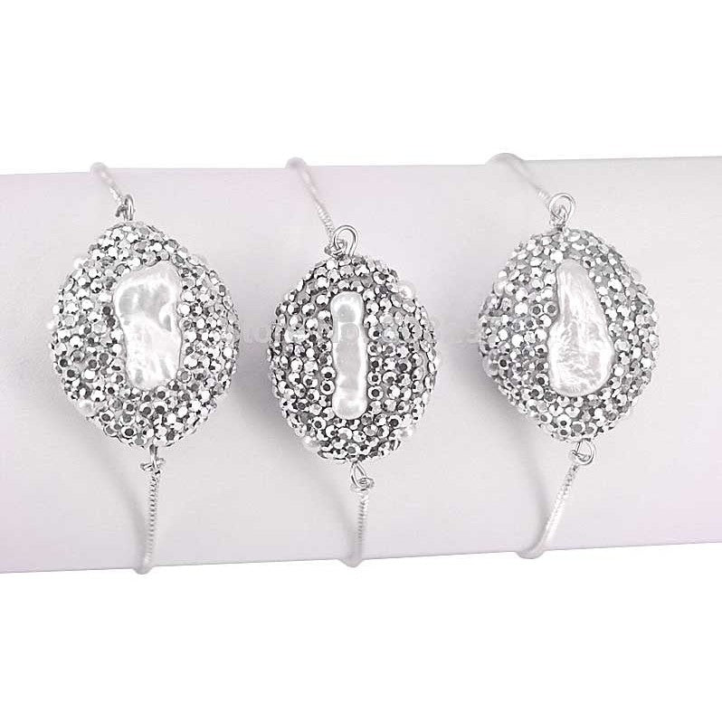 Wit zoetwater parel armband met stras steentjes, glitter armband met parel en schuifsluiting op display | Bright Biwa Silver