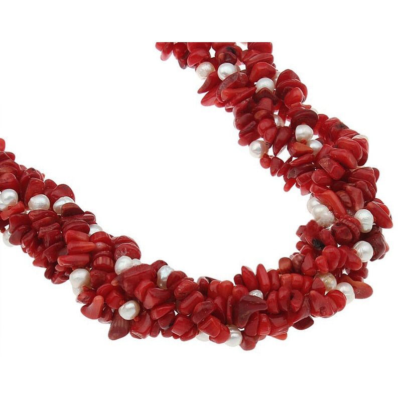 Detail van zoetwater parelketting met witte parels en rood koraal in 5 rijen | Pearl Coral