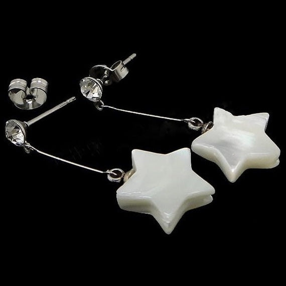 Witte parelmoeren oorbellen in ster vorm met stras steen en zilver edelstaal liggend | Dangling Bling Star