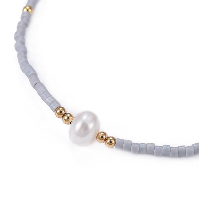 Detail van wit zoetwater parel armbandje met grijze kraaltjes | Mini Pearl one Grey Color