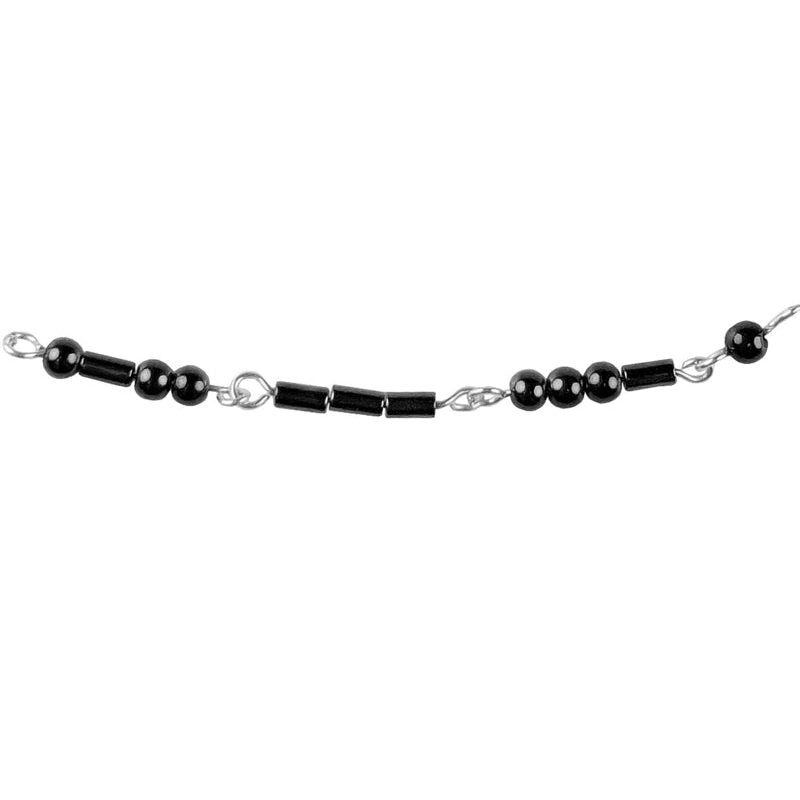 Detail van zwarte edelstenen ketting met zilver edelstaal en hematiet stenen die het woord LOVE in morse code weer geeft | Morse Code Love Black Hematite Silver
