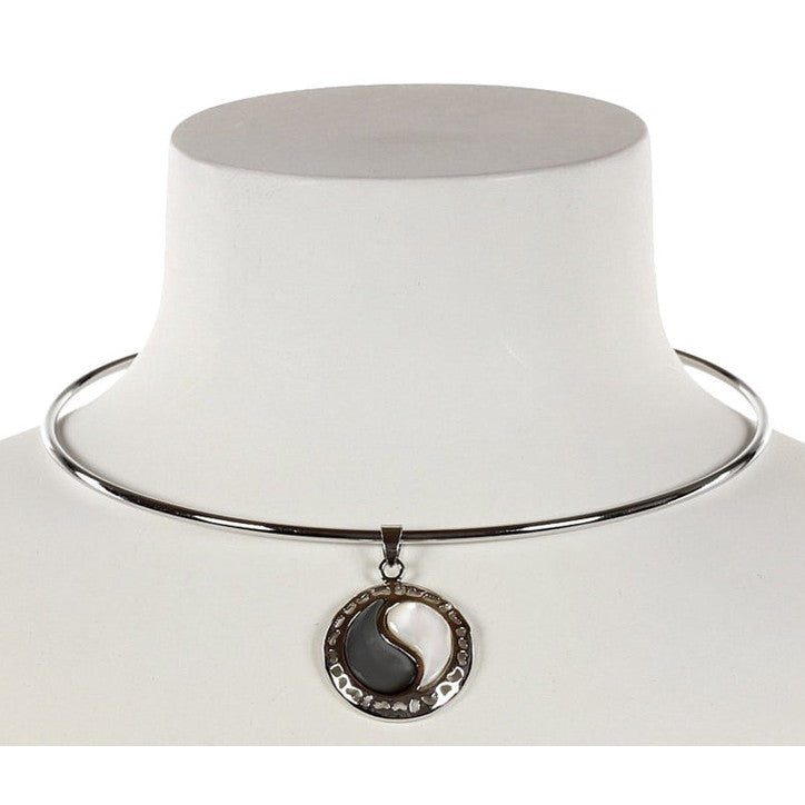 Parelmoeren ketting met Yin Yang hanger op buste | Yin Yang
