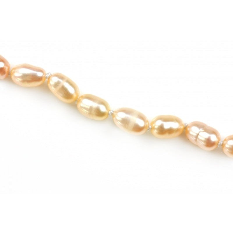 Detail van zalm kleurige zoetwater parelketting met sterling zilver (925) | Zini