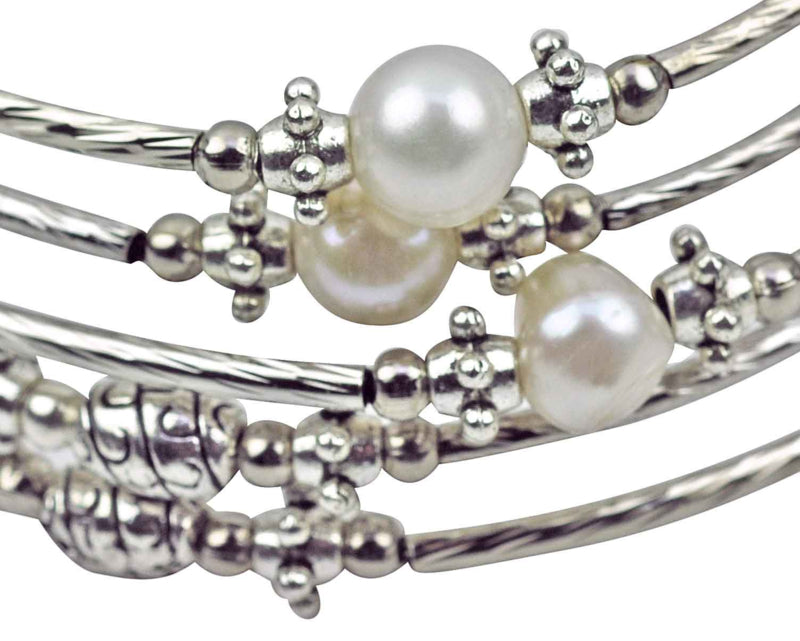 Detail van wit zoetwater parel wikkelarmband | Pearl Metal Wrap Big