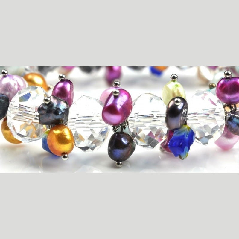 Detail van zoetwater parel armband met bont gekleurde parels en kristal, elastisch | Colorfull Crystal