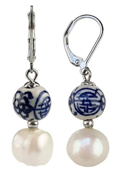 Zoetwater parel oorbellen met witte parels, Delfts blauw ornament en edelstaal | Hollands Glorie Zilver Bling