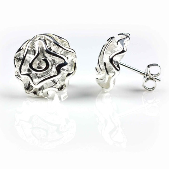 Verzilverde oorbellen met fantasie bloem liggend | Silver Fantasy Flower