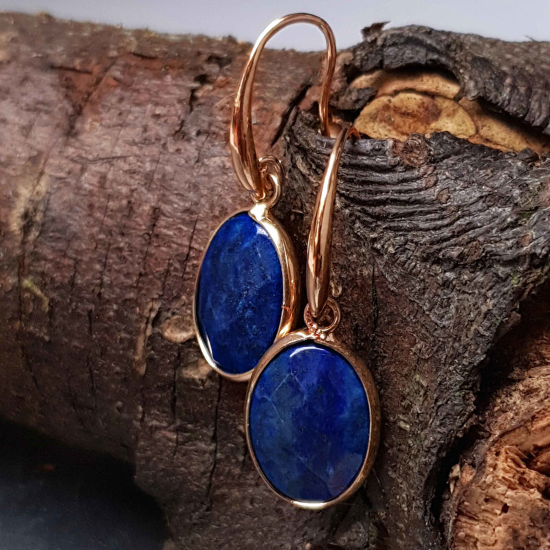 Blauwe edelstenen oorbellen met ovale lapis lazuli en goud hangend aan stronk | Gold Oval Lapis Lazuli