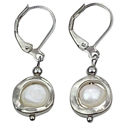 Zoetwater parel oorbellen met witte parels in zilveren ring | Pearl Geometric