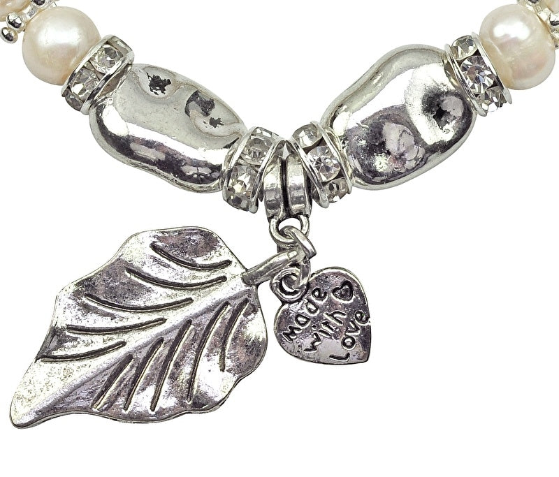Detail van wit zoetwater parel armband met zilveren hartje en blaadje, elastisch | Pearl Leaf
