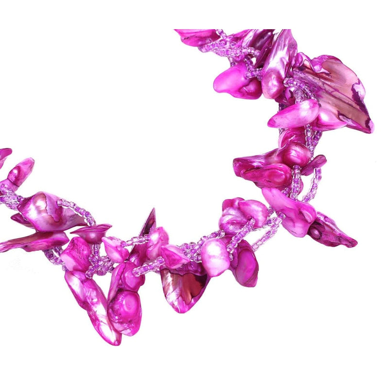 Detail van zoetwater parelketting met pink gekleurde parels in 3 rijen | Pippa