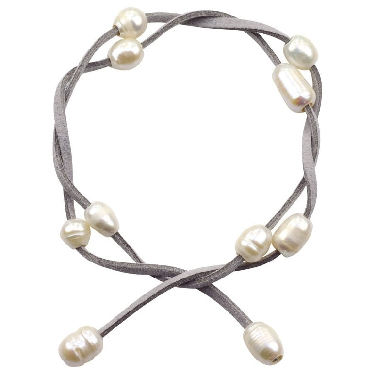 Wit zoetwater parel armband met grijs suede | Wrap Suède Grey Pearl