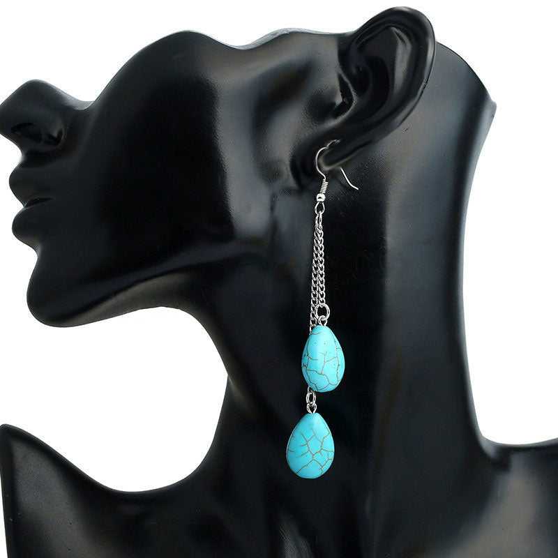 Lange edelstenen oorbellen met turkoois en sterling zilver (925) op display | Double Drop Turquoise