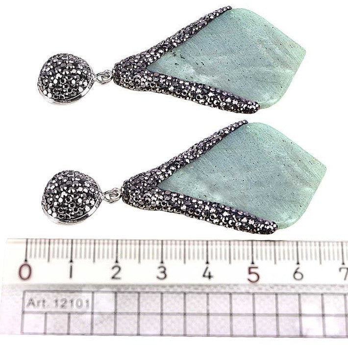 Grote edelstenen oorbellen met labradoriet en stras steentjes liggend naast lineaal | Big Bright Labradorite Flyer