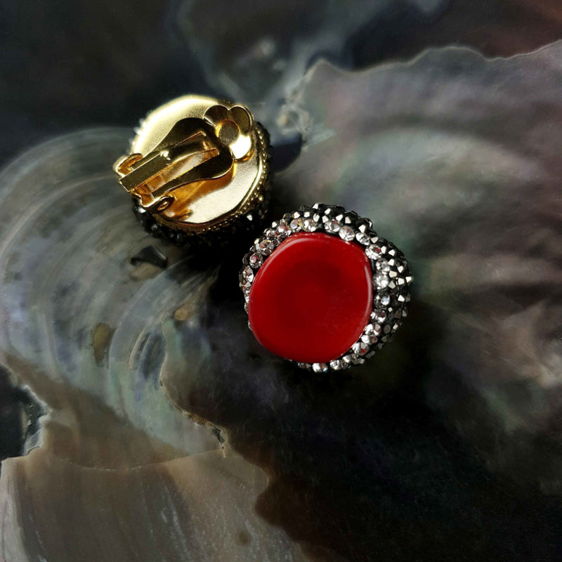 Koralen clips oorbellen met rood koraal en stras steentjes liggend in schelp voor en achteraanzicht | Bright Coral Clips