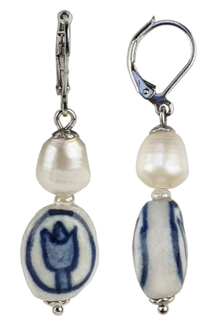 Zoetwater parel oorbellen met witte parels, Delfts blauw ornament en edelstaal | Hollands Glorie Tulp Wit