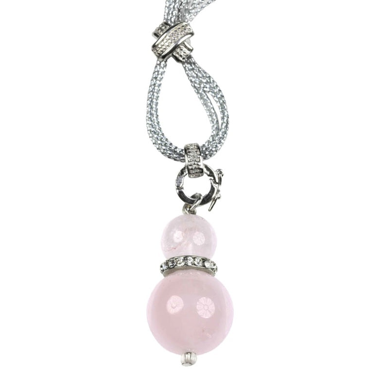 Detail van lange roze edelstenen ketting met rozenkwarts hanger en stras steentjes aan zilveren koordjes | Double Rosé Quartz