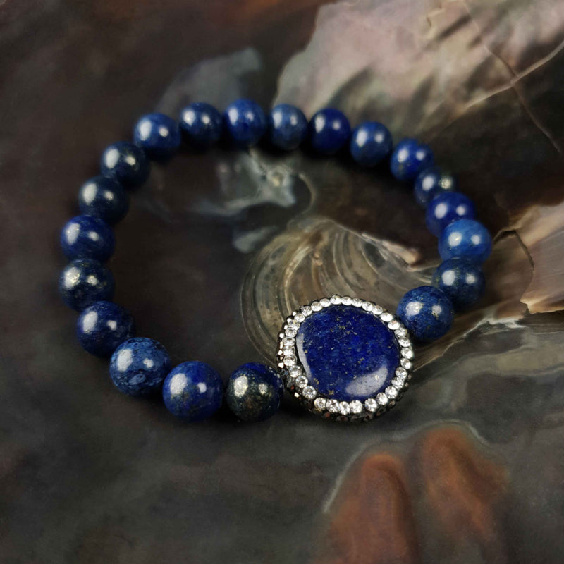 Blauw edelstenen armband met lapis lazuli en stras steentjes liggend in schelp | Elastisch | Bright Lapis Lazuli