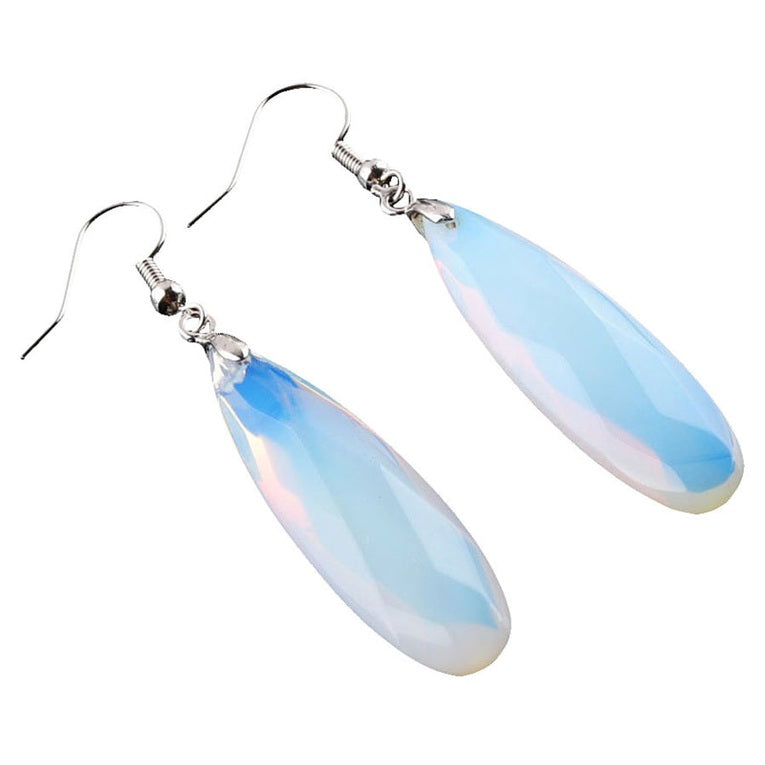 Lange licht blauwe edelstenen oorbellen met opaal en sterling zilver (925) liggend | Big Long Drop Sea Opal