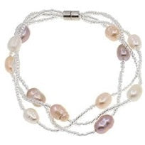 Zoetwater parel armband met witte, zalm en roze parels in 3 rijen met magneetslot | set Twine Pearl Soft Colors 2