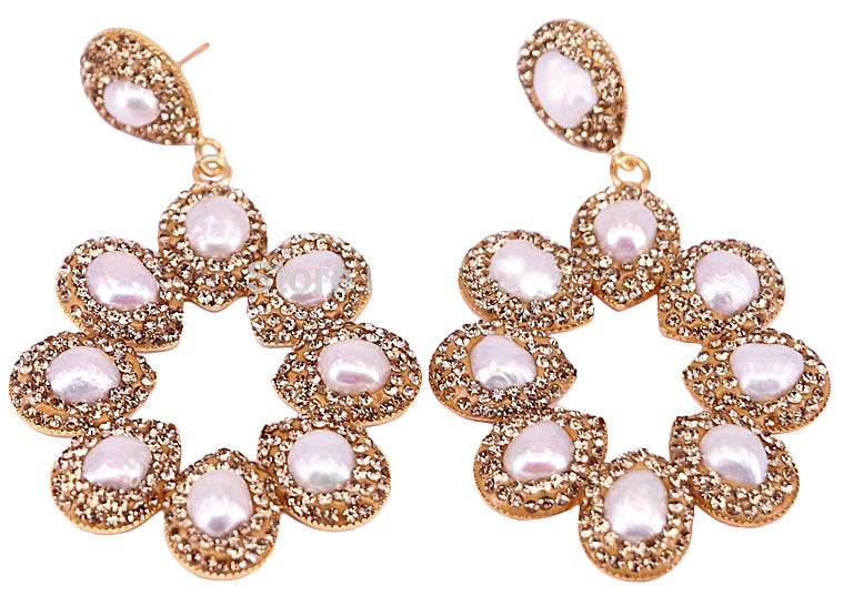 Grote zoetwater parel oorbellen met witte parels en gouden stras steentjes in bloem motief, zijaanzicht | Bright Pearl Flower Golden