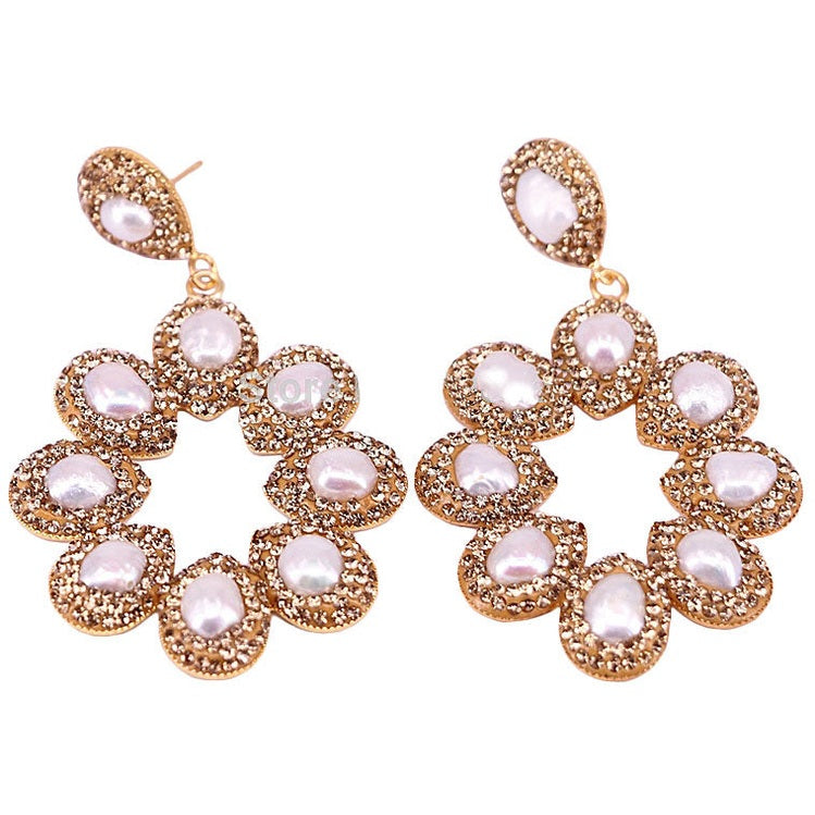 Grote zoetwater parel oorbellen met witte parels en gouden stras steentjes in bloem motief, zijaanzicht | Bright Pearl Flower Golden