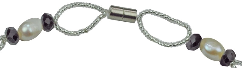 Magneetslotje van zoetwater parelketting met witte parels en zwarte facet geslepen glaskralen | Zwicio