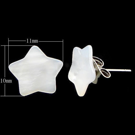Witte parelmoeren oorknopjes in de vorm van een ster met edelstaal met maatindicatie | Little White Shell Star