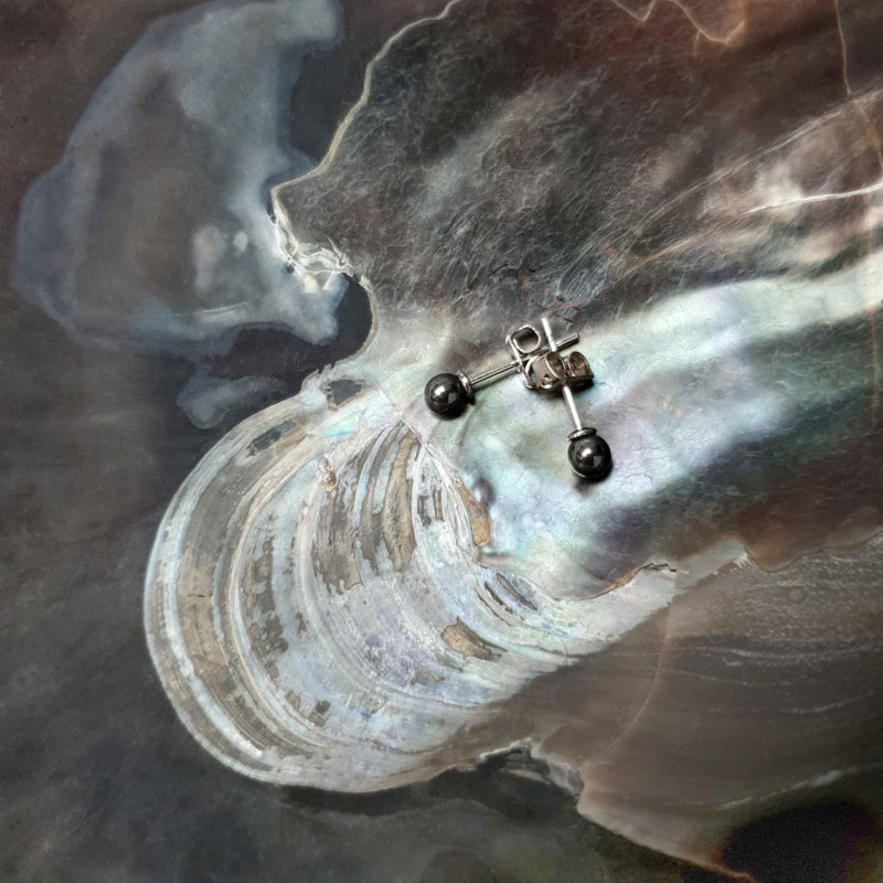 Zwarte edelstenen oorknopjes met hematiet en zilver edelstaal liggend in schelp | Cadeau set Hematite