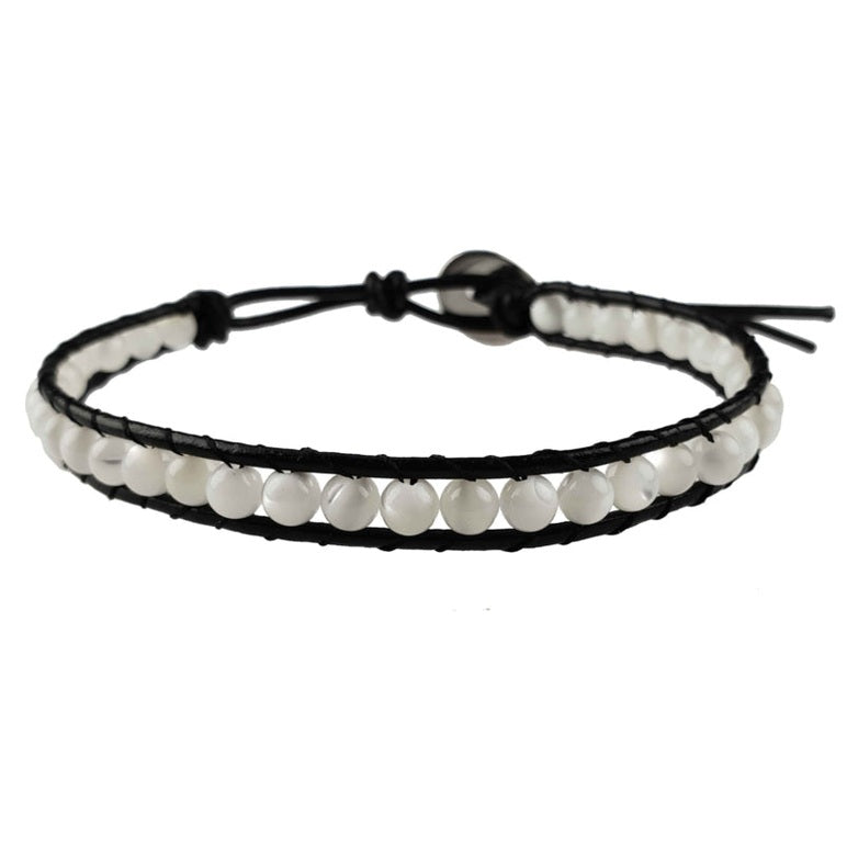 Parelmoeren armband met wit parelmoer en zwart leer | White Shell Wrap