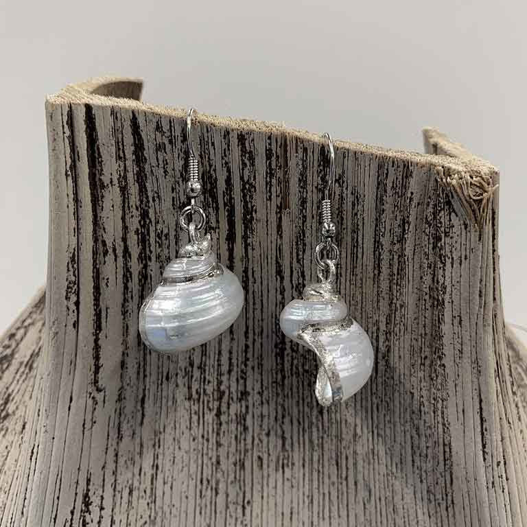 Schelpen oorbellen in Boho stijl met zilver edelstaal hangend aan hout | Pearl White Turbo Shell