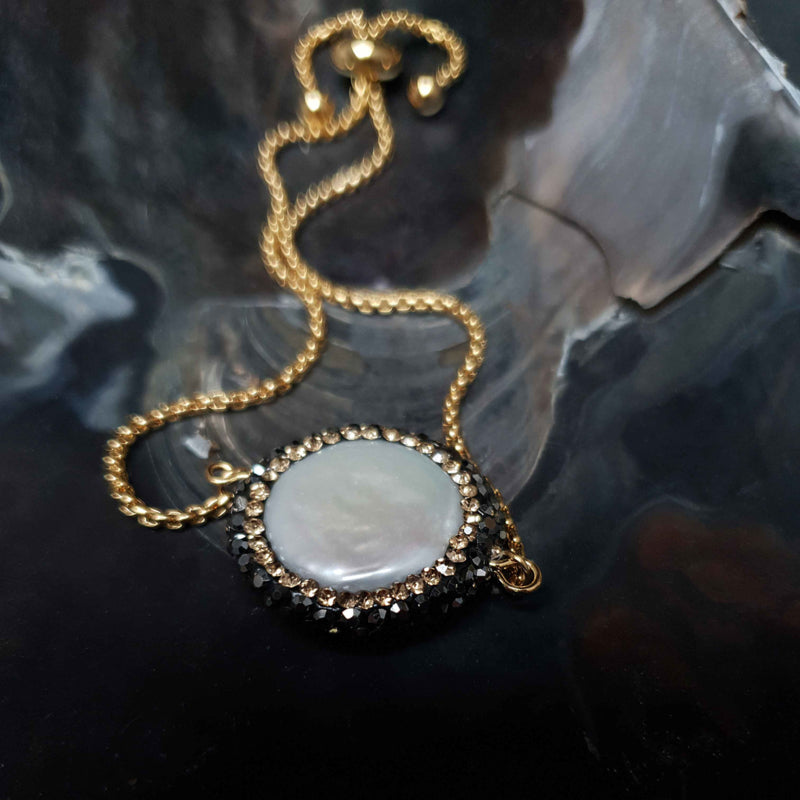 Wit zoetwater parel armband met goud edelstaal, stras steentjes en een schuifslotje liggend in schelp | Bright Minimal Gold Coin