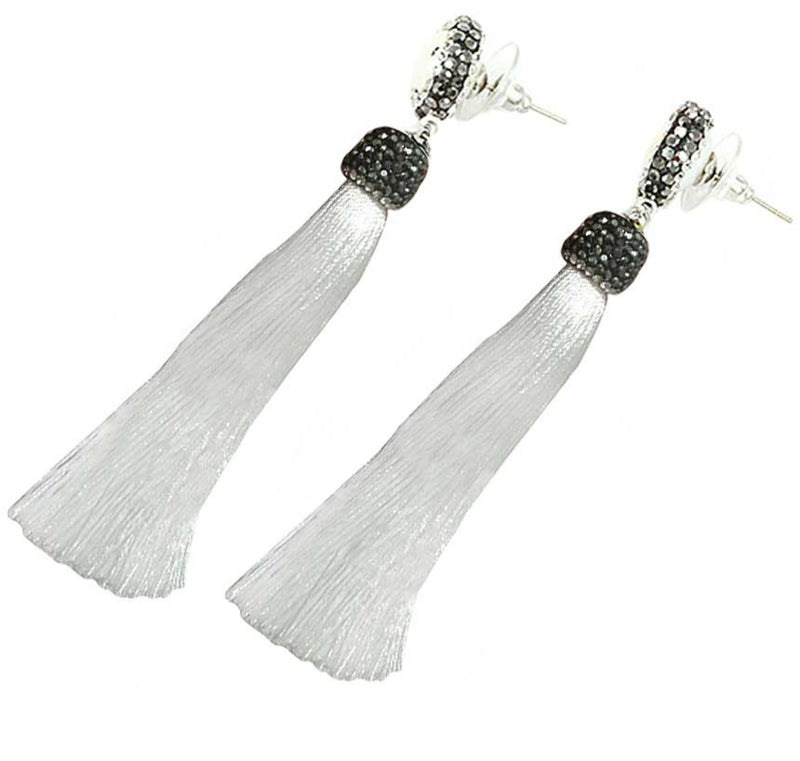 Lange witte zoetwater parel oorbellen met stras steentjes en wit kwastje, zijaanzicht | Bright Pearl White Tassel