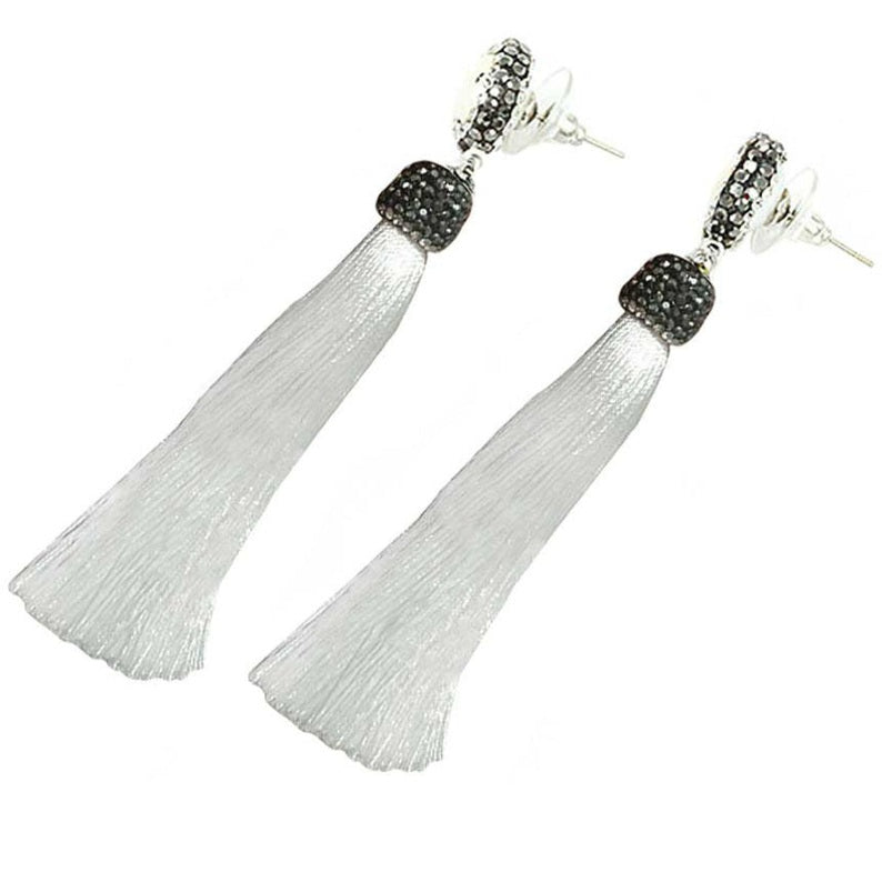 Lange witte zoetwater parel oorbellen met stras steentjes en wit kwastje, zijaanzicht | Bright Pearl White Tassel