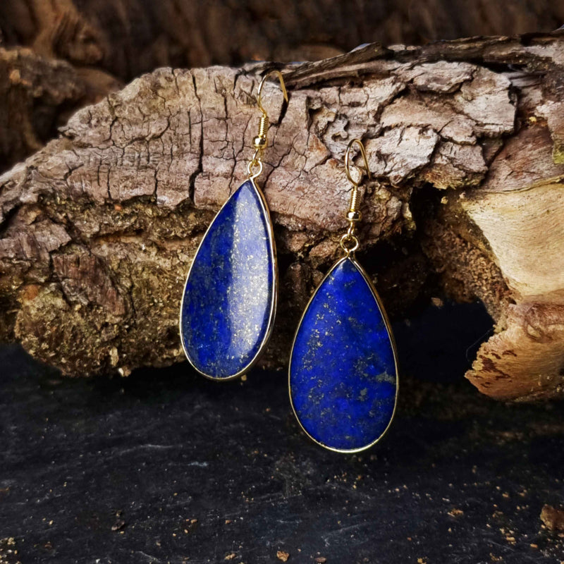 Blauwe edelstenen oorbellen met lapis lazuli en goud edelstaal hangend aan stronk | Big Teardrop Lapis Lazuli Gold