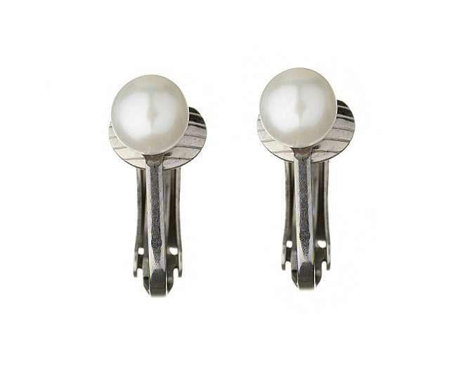 Kleine witte zoetwater parel clips oorbellen met edelstaal, vooraanzicht | Fiell Clip Pearl Small