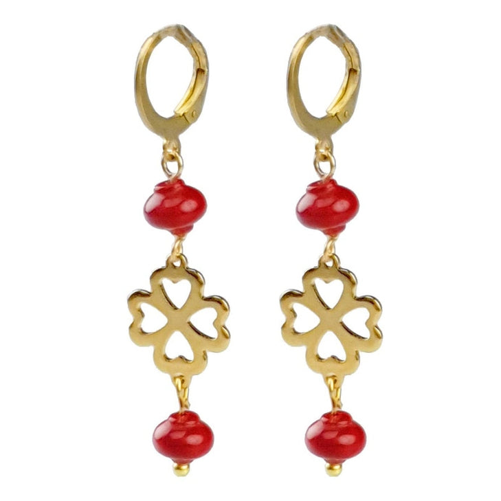 Rood koralen oorringen met goud klavertje vier van edelstaal | Lucky