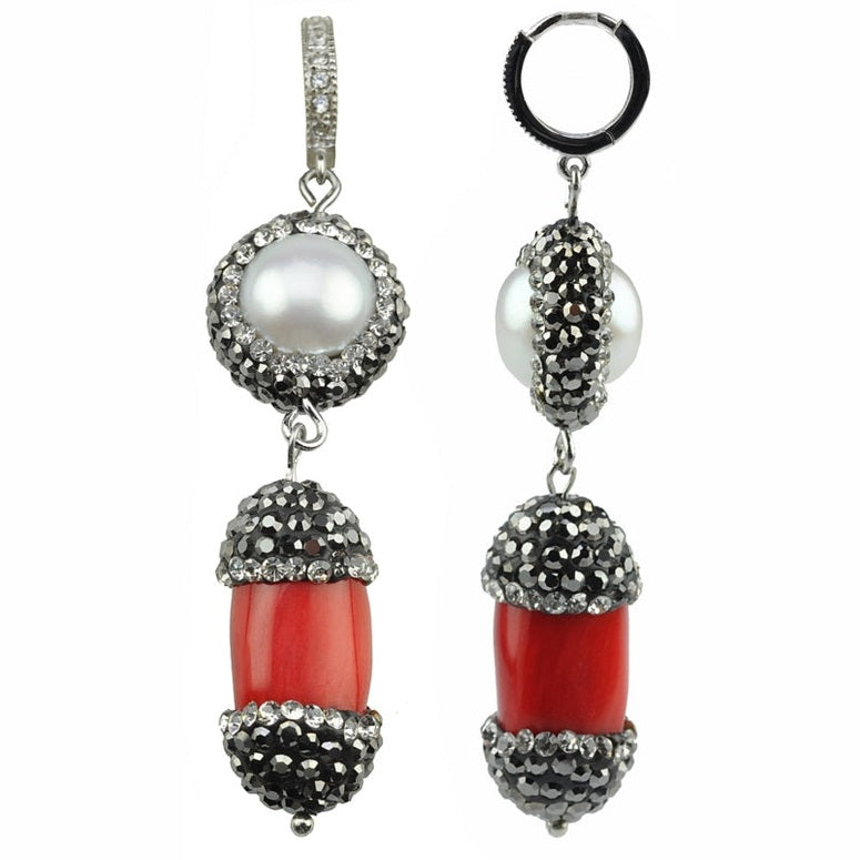 Witte zoetwater parel oorringen met rood koraal en stras steentjes, voor en zijaanzicht | Bright Pearl Coral Silver