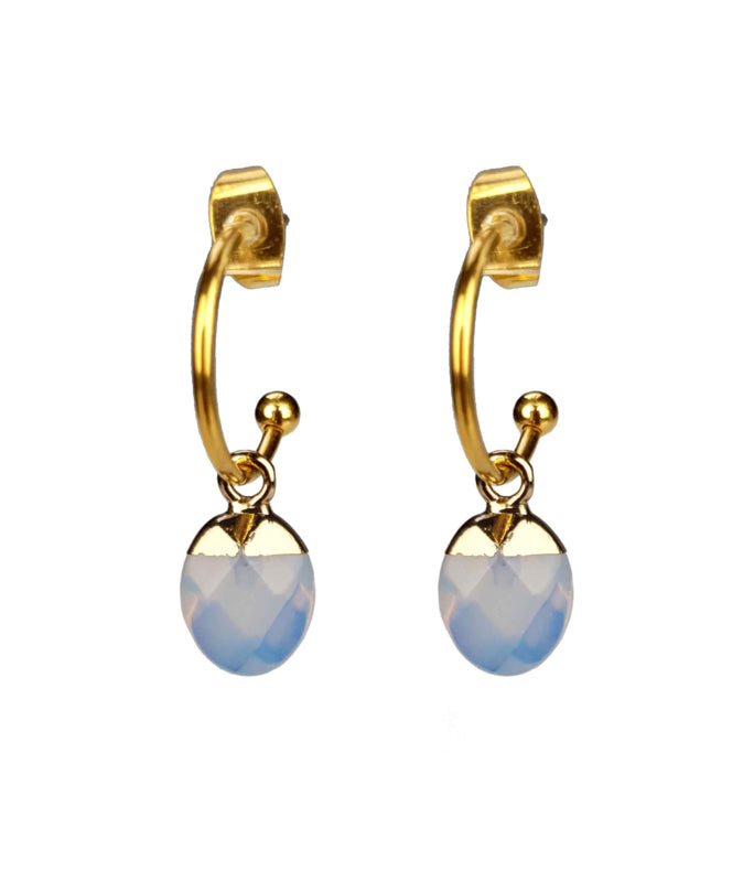 Blauwe opaal oorbellen met goud edelstaal, edelstenen oorringen met hanger, vooraanzicht | Golden Hope 15 mm Sea Opal