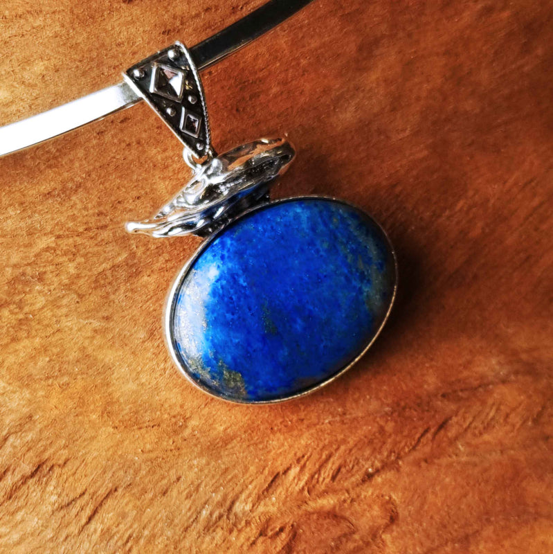 Blauwe edelstenen ketting met lapis lazuli liggend op schors| Lapis Lazuli Choker